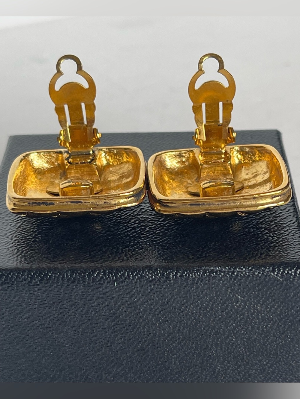 VINTAGE CHANEL 24K GOLD PLATED DIAMOND QUILTED SQUARE CLIP-ON EARRINGS FRANCE - Picture 11 of 14